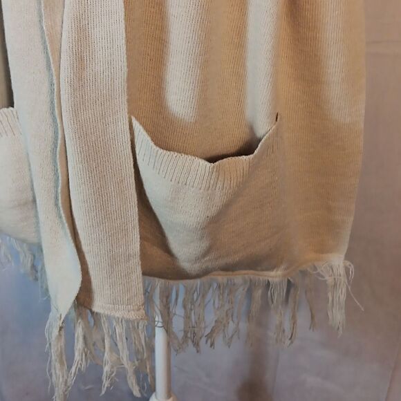 Winter Fringe Scarf w/ Pockets - Picture 2 of 4